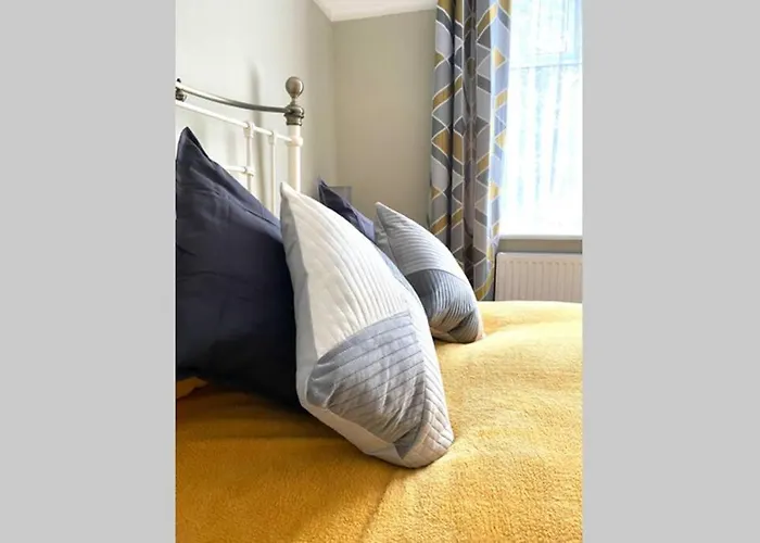 Spacious 2 Bed Apt Sleeps 4 Near Bournemouth Beach